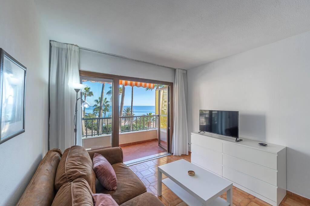 Apartment Oceanfront Retreat: Your Serene Oasis By The Sea!