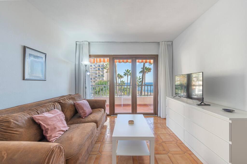 Oceanfront Retreat: Your Serene Oasis By The Sea! Apartamento