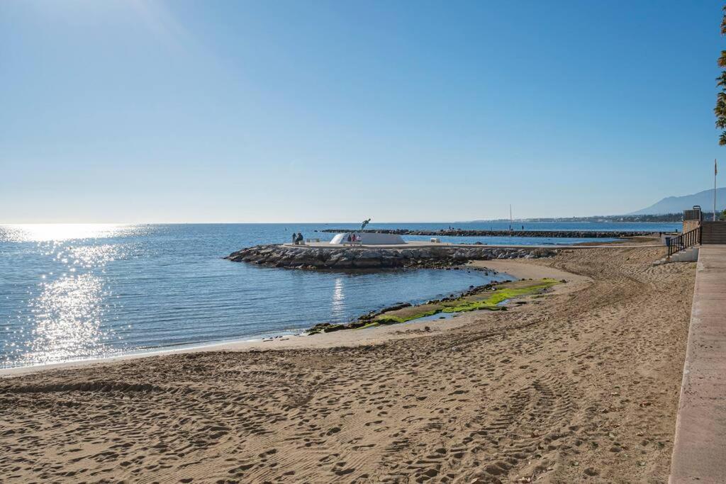 Apartamento Oceanfront Retreat: Your Serene Oasis By The Sea! Marbella