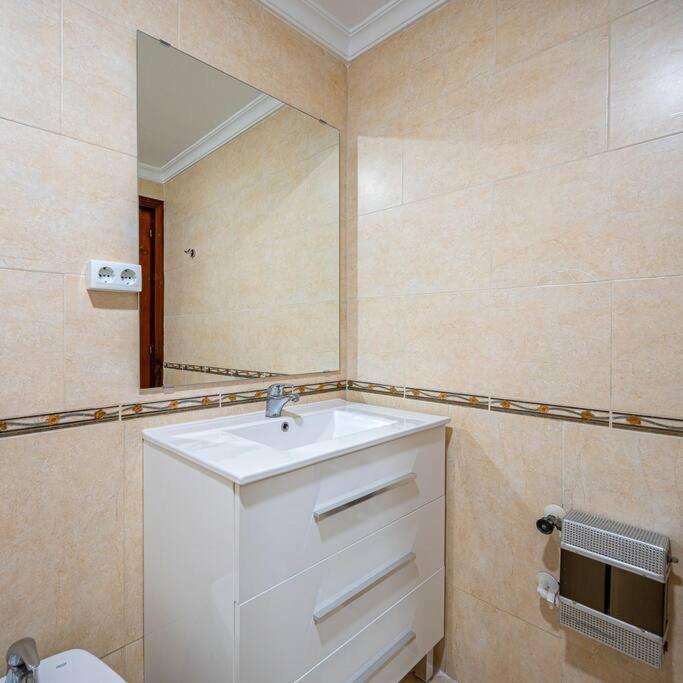 Apartamento Oceanfront Retreat: Your Serene Oasis By The Sea! Marbella
