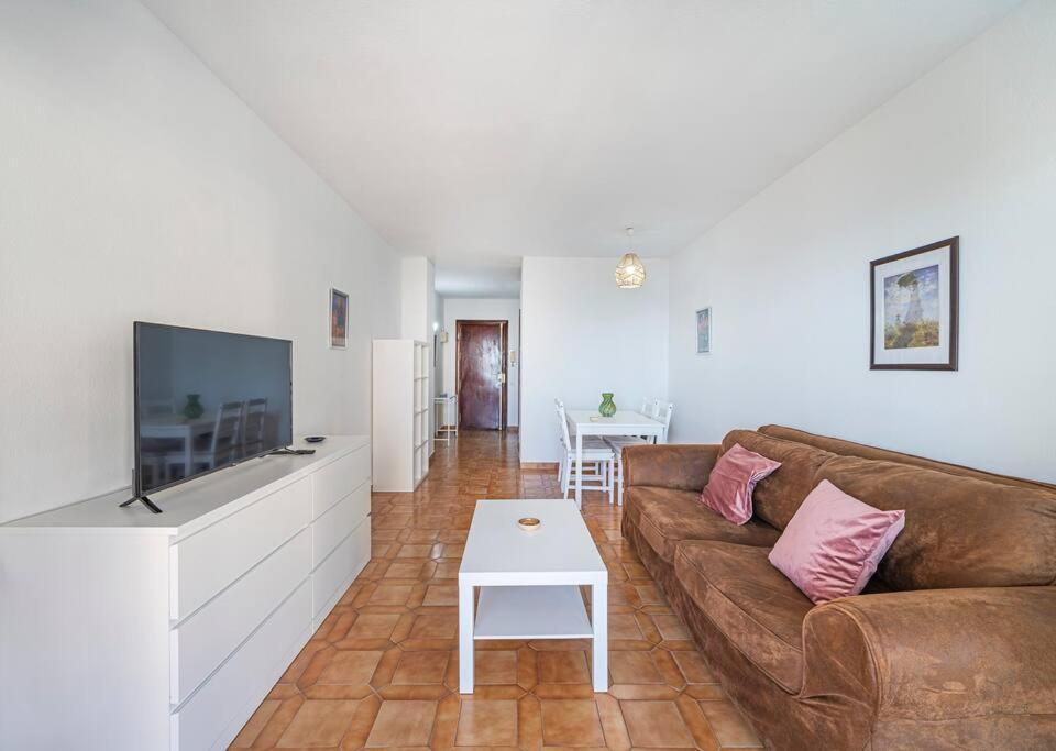 Apartamento Oceanfront Retreat: Your Serene Oasis By The Sea! *