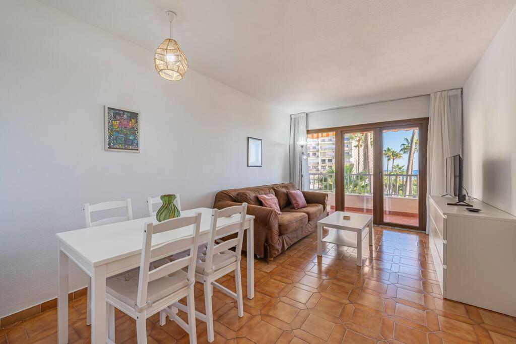 Apartamento Oceanfront Retreat: Your Serene Oasis By The Sea!